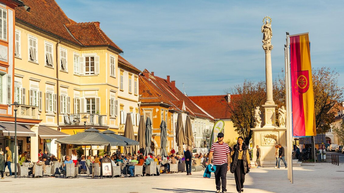 Hauptplatz in der historischen Altstadt von Bad Radkersburg im Südosten der Steiermark mit Mariensäule, Außengastronomie, Bürgerhäusern und Spaziergängern. | © Zehnerhaus Bad Radkersburg