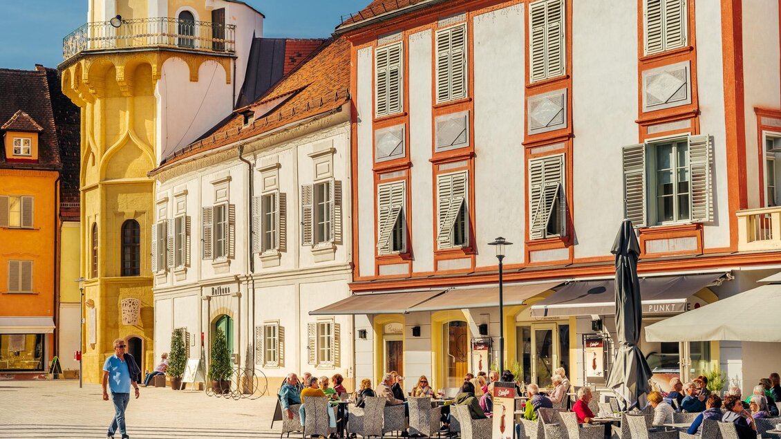 Gastgarten am Hauptplatz von Bad Radkersburg mit historischem Rathaus und Bürgerhäusern in der sonnigen Altstadt. | © Zehnerhaus Bad Radkersburg