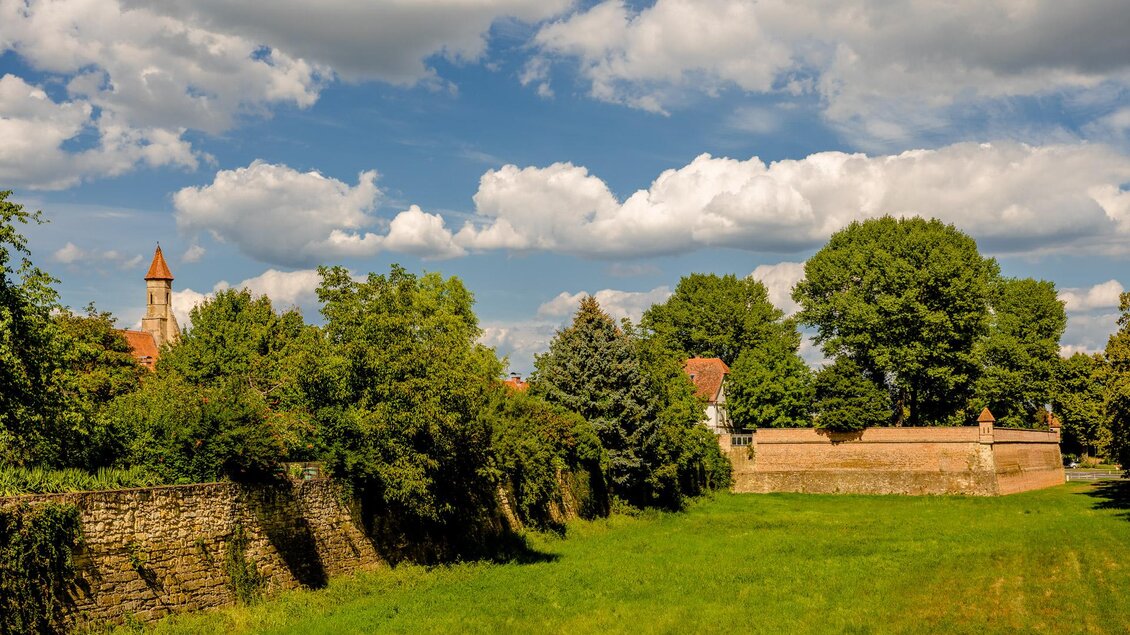 <p>Historische Stadtbefestigung von Bad Radkersburg im Südosten der Steiermark mit Festungsmauer, grünen Wallanlagen und altem Baumbestand.</p> | © Zehnherhaus Bad Radkersburg