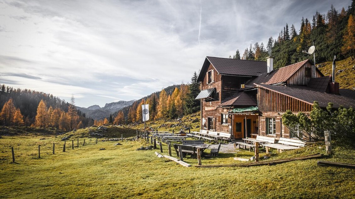 Almhütte in idyllischer Berglandschaft mit Terrasse und herbstlichen Farben. | © René Sendlhofer-Schag
