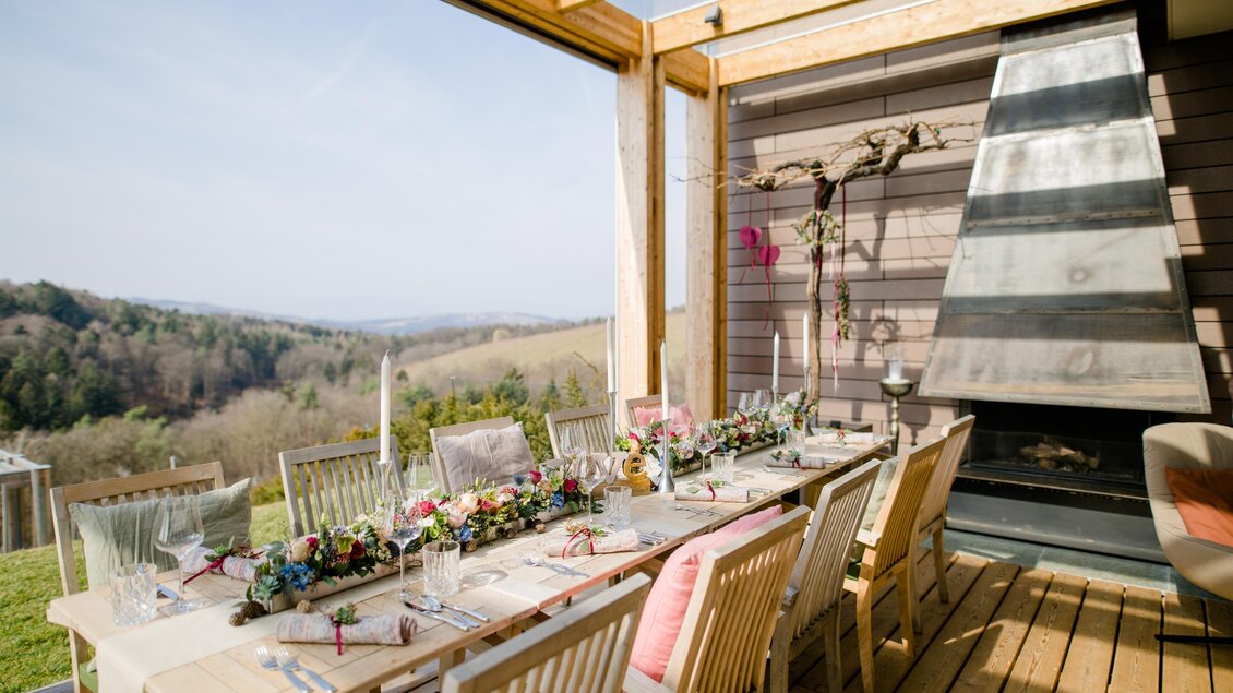 Ein elegant gedeckter Tisch auf einer Terrasse mit Blick auf die Natur. Die Umgebung ist hell und einladend, ideal für ein gemütliches Essen im Freien. | © Daniel Nagler | Kogel 3