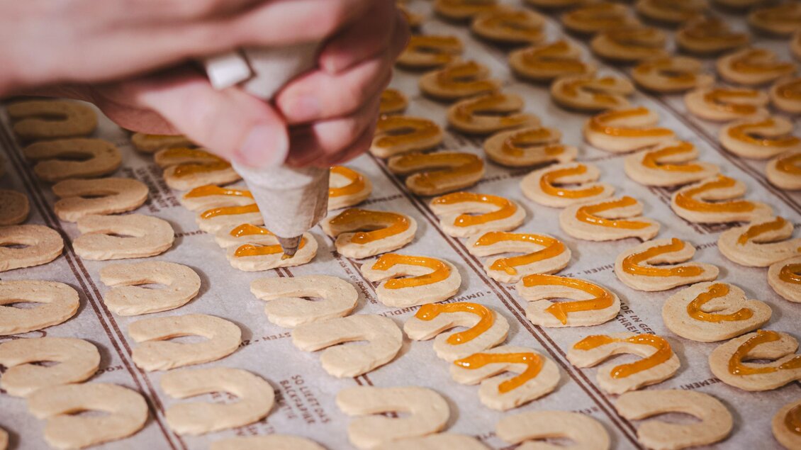 Kipferl werden in der Hofbäckerei Edegger-Tax von Hand mit Marmelade gefüllt. | © Bernd Grosseck