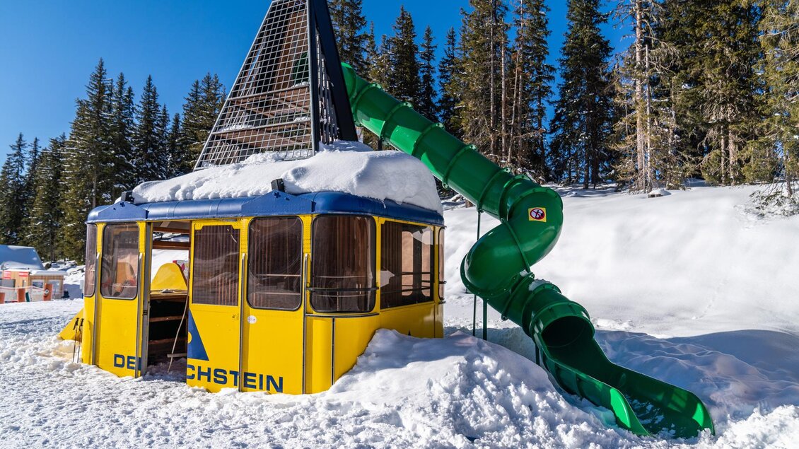 Die Dachsteingondel mit ihren Rutschen im Hopsi Wi | © Chrisitne Höflehner