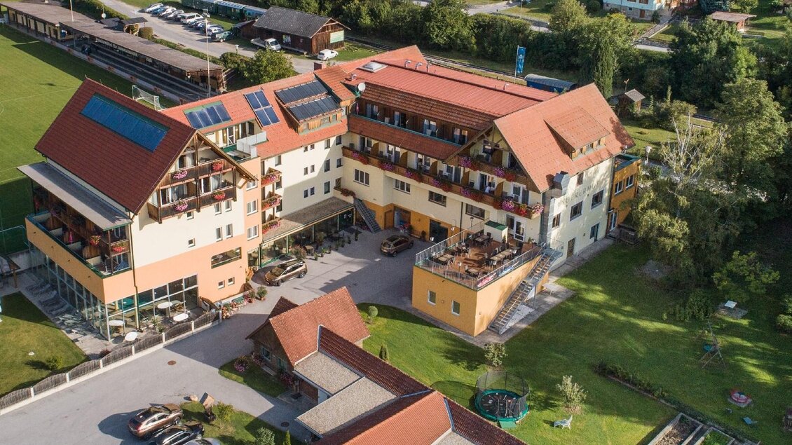 Ein modernes Hotel mit einem großzügigen Außenbereich und gemütlichen Balkonen. Umgeben von Naturlandschaft bietet es einen einladenden Eindruck. | © Hotel Angerer-Hof