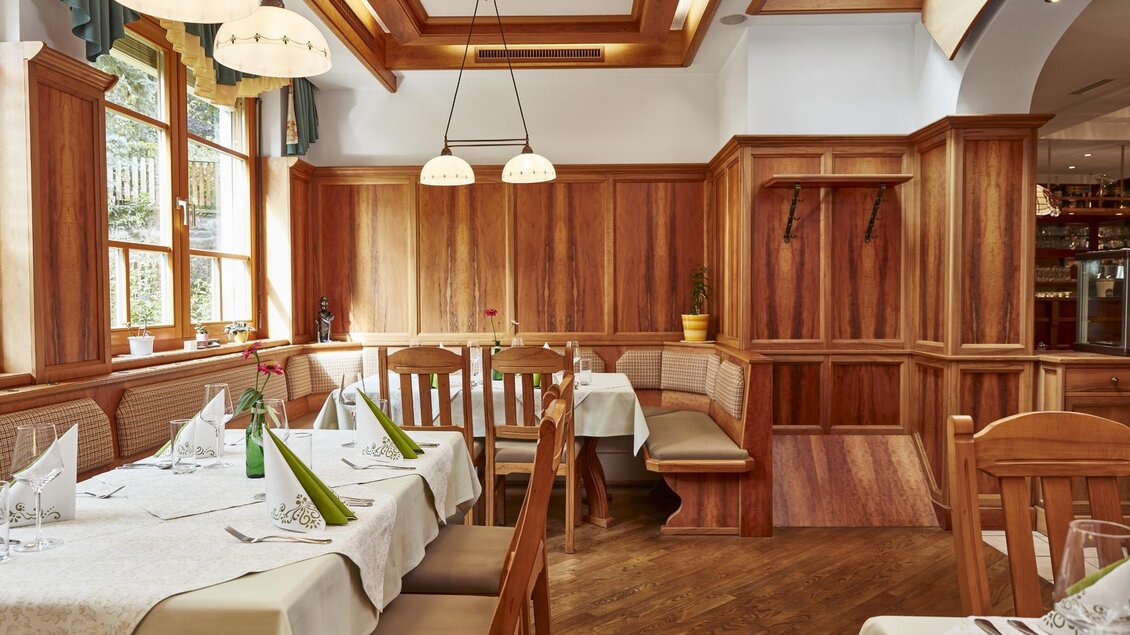 Ein gemütliches Restaurant mit Holzwänden und eleganten Tischen. Die Atmosphäre ist einladend und freundlich. | © Klöcherhof Domittner
