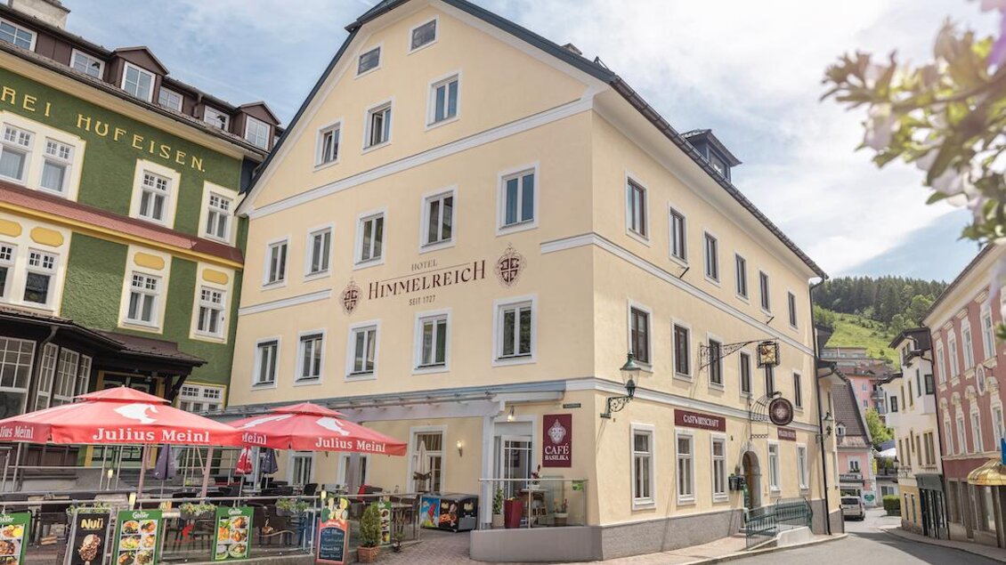 Ein gemütliches Café mit Außenbereich in einer malerischen Stadt. Umgeben von schönen Gebäuden und Bergen. | © CORDES Werbeconsulting GmbH