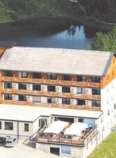 Hotel Tauplitzalm mit Großsee | © Hotel Tauplitzalm, www.tauplitzalm-holidays.at | Hotel Tauplitzalm | © Hotel Tauplitzalm, www.tauplitzalm-holidays.at