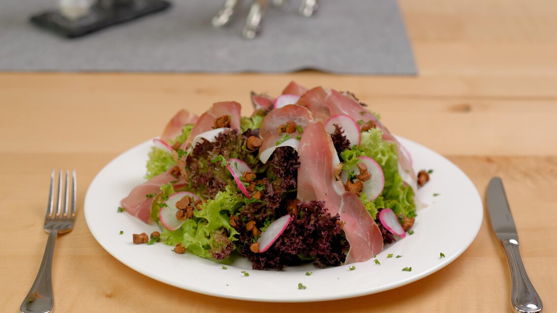 Blattsalate mit Vulcanoschinken | © Stefan Kraml
