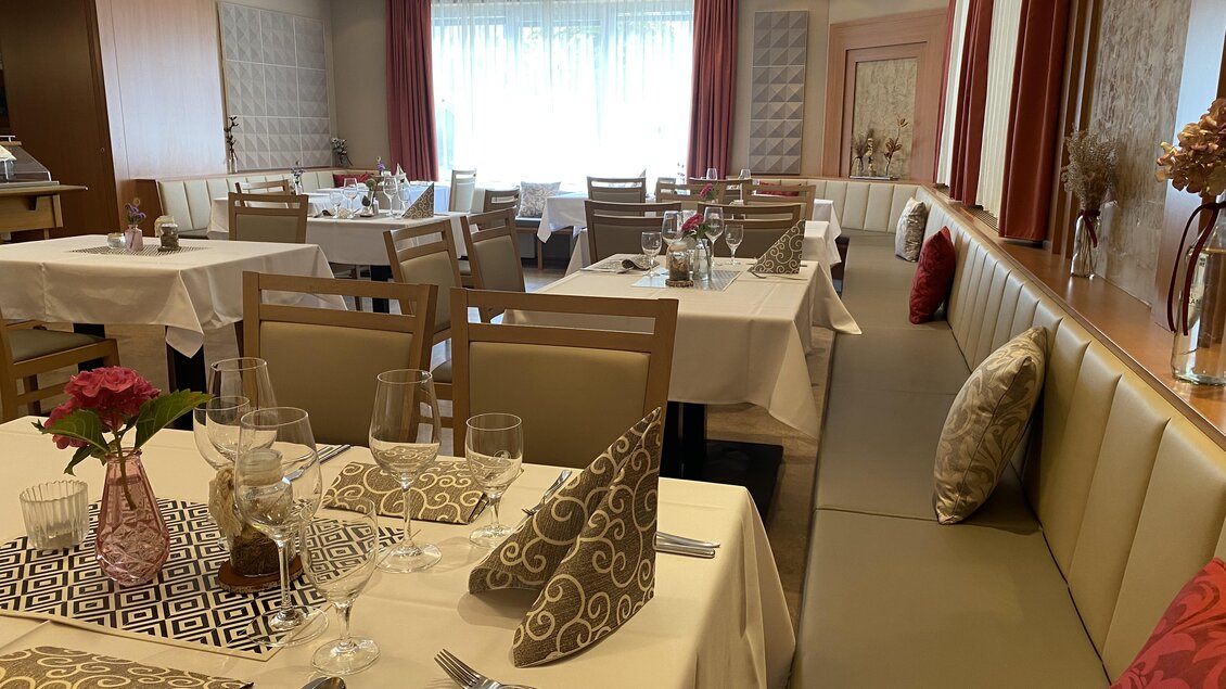 Ein elegantes Restaurant mit gedeckten Tischen. Die Atmosphäre ist freundlich und einladend, mit schönen Dekorationen und viel natürlichem Licht. | © Hotel & Wirtshaus Hödl-Kaplan
