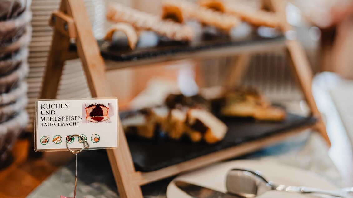 Frühstücksbuffet mit hausgemachten Kuchen