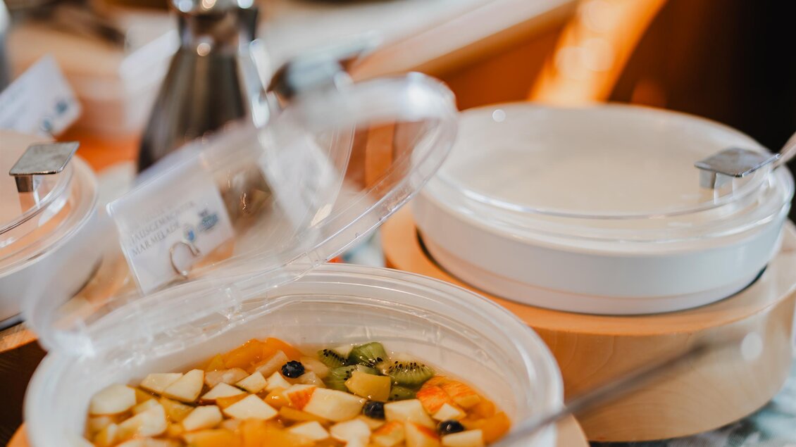 Eine Auswahl an frischen Obstsalat, Jogurt und Milchprodukte vom Thaller uvm. | © Digital Handwerk