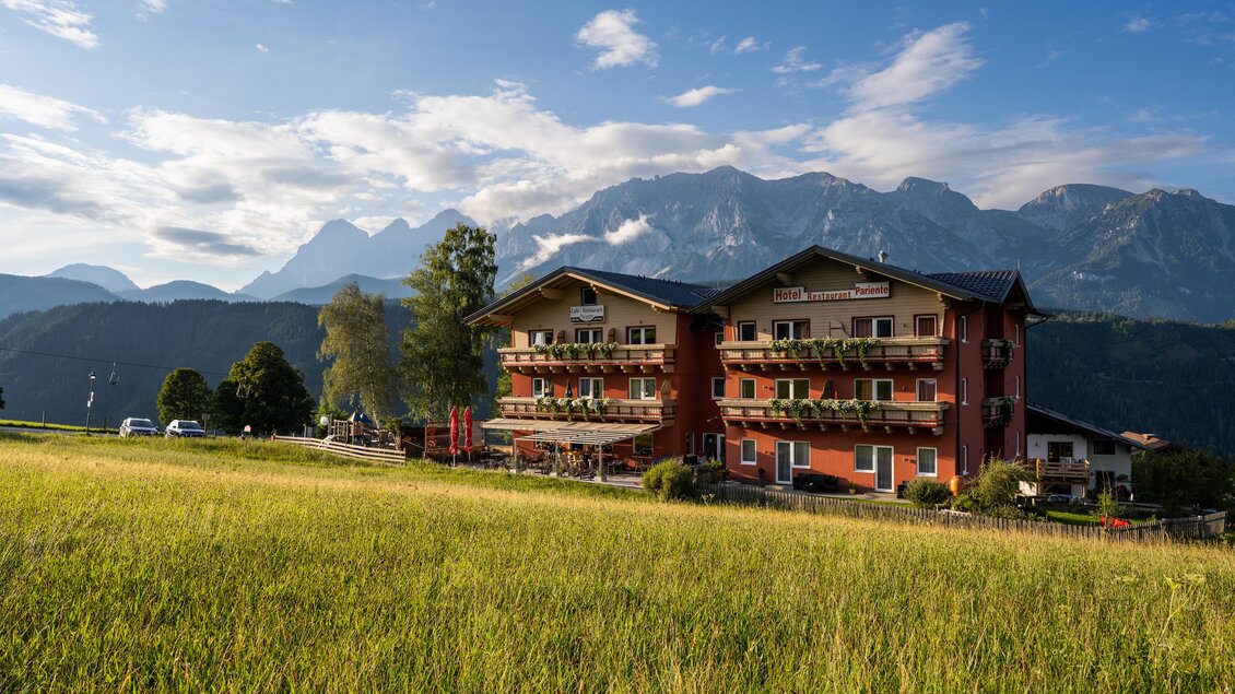 Hotel Pariente Winter direkt an der Skipiste | © Foto Tom