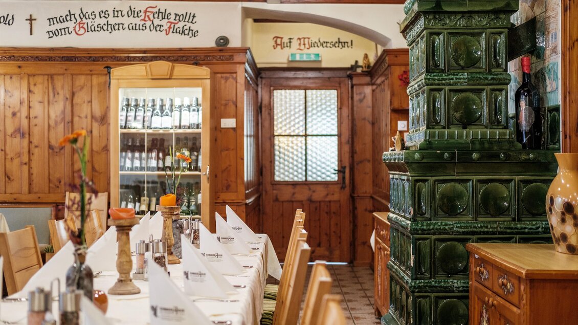 Man sieht eine Familie mit einem kleinen Kind am weiß gedeckten Tisch sitzen.  | © Hotel-Restaurant Schwarzer Adler