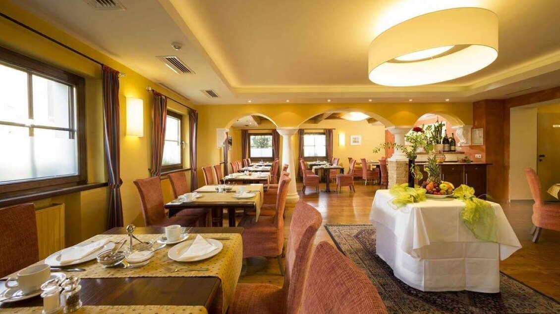 Ein einladendes Restaurant mit stilvoll gedeckten Tischen und warmem Licht. Die Atmosphäre ist gemütlich und gleichzeitig elegant. | © Hotel-Restaurant Staribacher