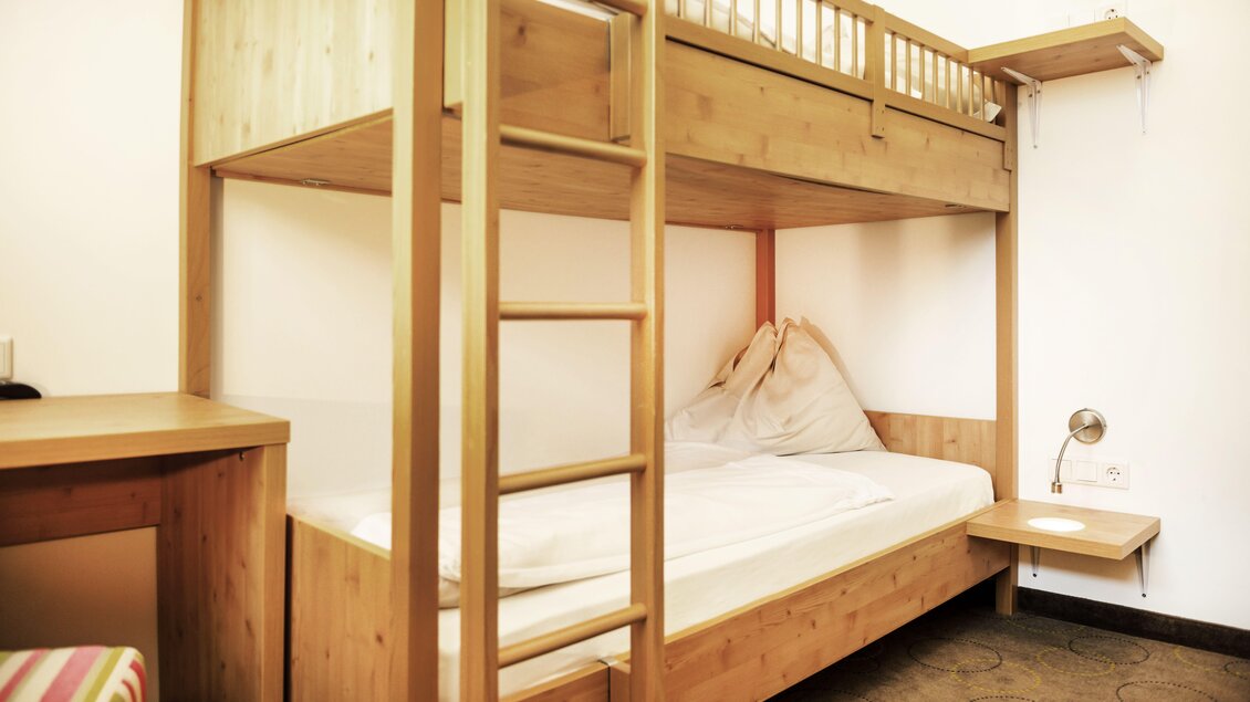 Urlaub mit der ganzen Familie
Ca. 35m2
2-5 Personen
Doppelbett & Stockbett
Zustellbett möglich
zwei getrennte Räume mit Verbindungstüre