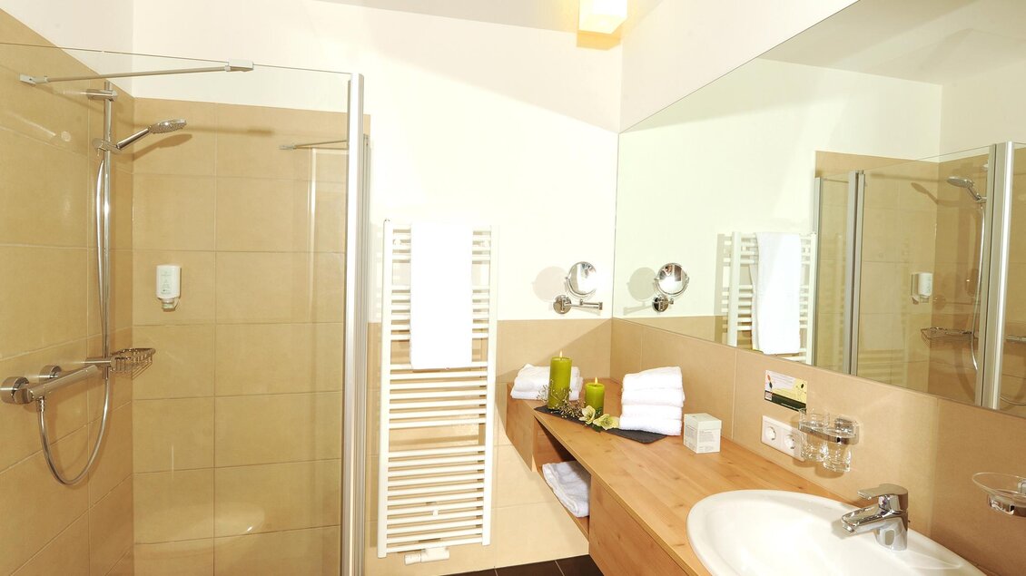 Schöne, helle, große Badezimmer
Bad mit Dusche/WC und Fön