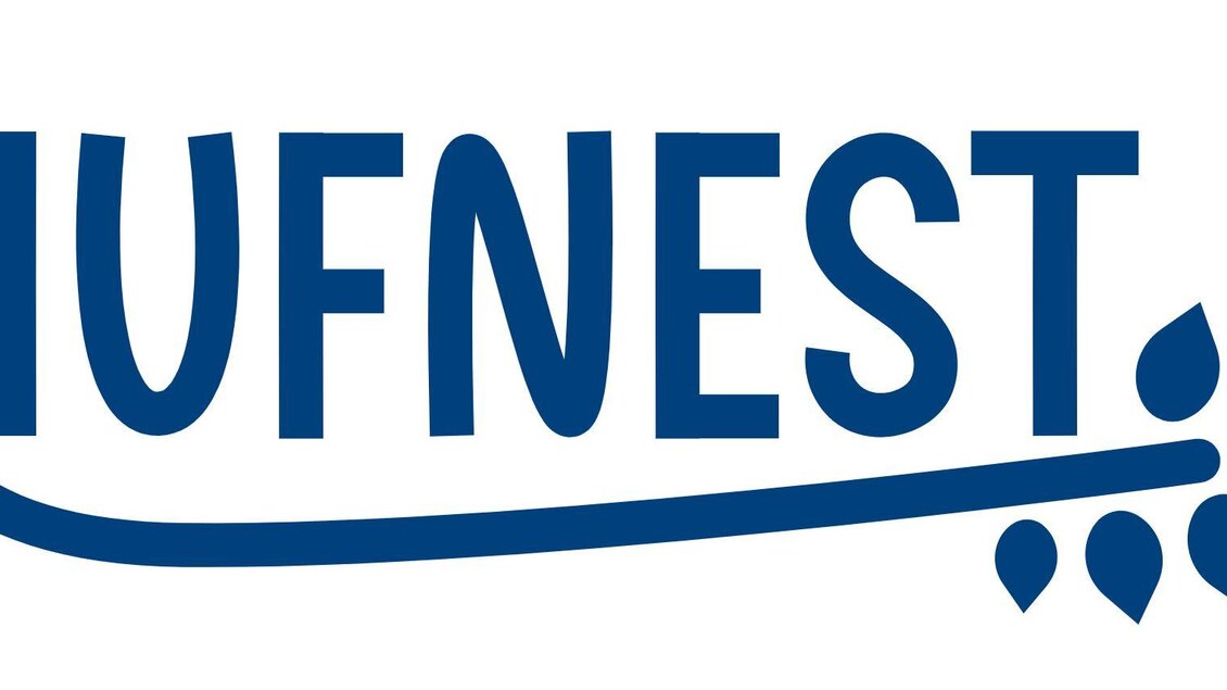 Blaues „HUFNEST“-Logo mit geschwungener Linie darunter und tropfenförmigen Elementen rechts. | © Hufnest