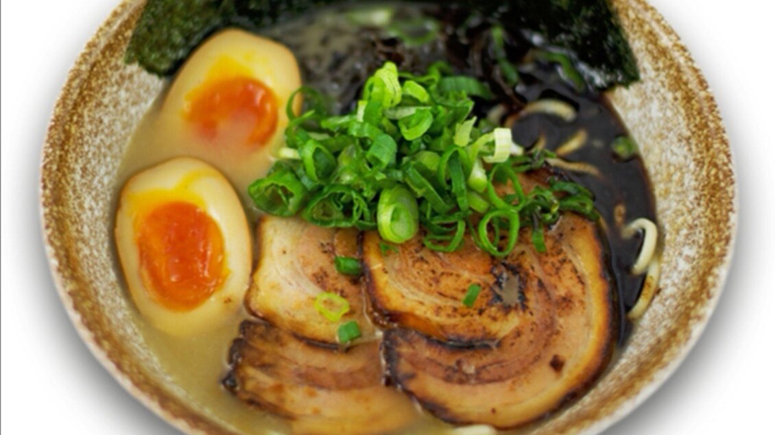 Eine Schüssel Ramen mit zarten Scheiben von Schweinefleisch, marinierten Eiern und frischen Frühlingszwiebeln. Der Hut wird von Nori-Blättern umrahmt. | © Ichi-Go Ichi-E