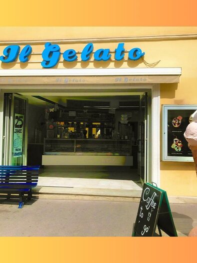 Ein Eisgeschäft mit dem Namen "Il Gelato" und einer bunten Eiscreme-Skulptur vor dem Eingang. Es gibt eine blaue Bank und ein Schild mit der Aufschrift "Coffee to go".