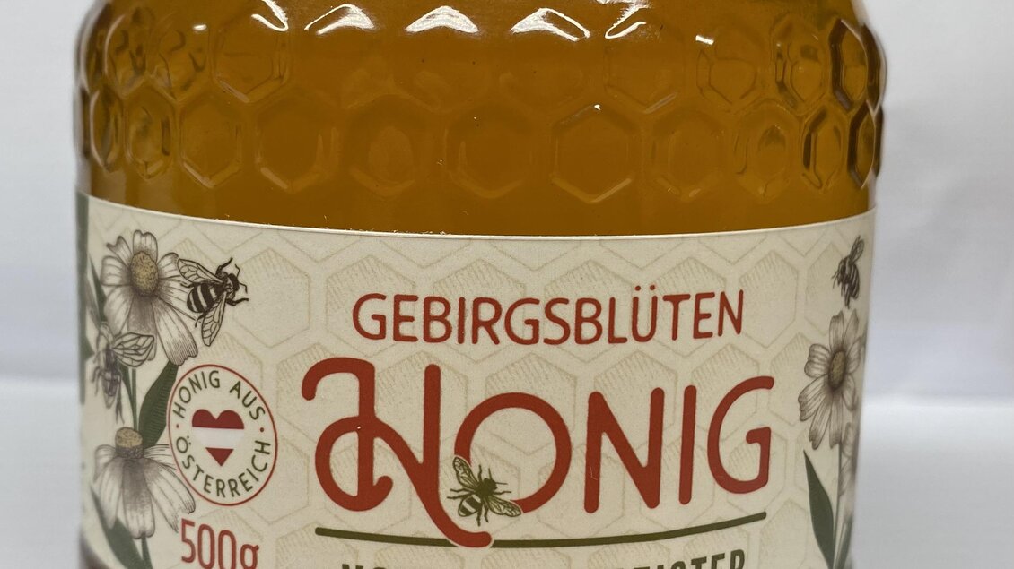 Ein Glas Gebirgsblütenhonig mit einem Etikett in natürlichem Design. Der Honig stammt vom Imkermeister und hat ein Volumen von 500g. | © Gebirgsimkerei Schladming Johann Lettner