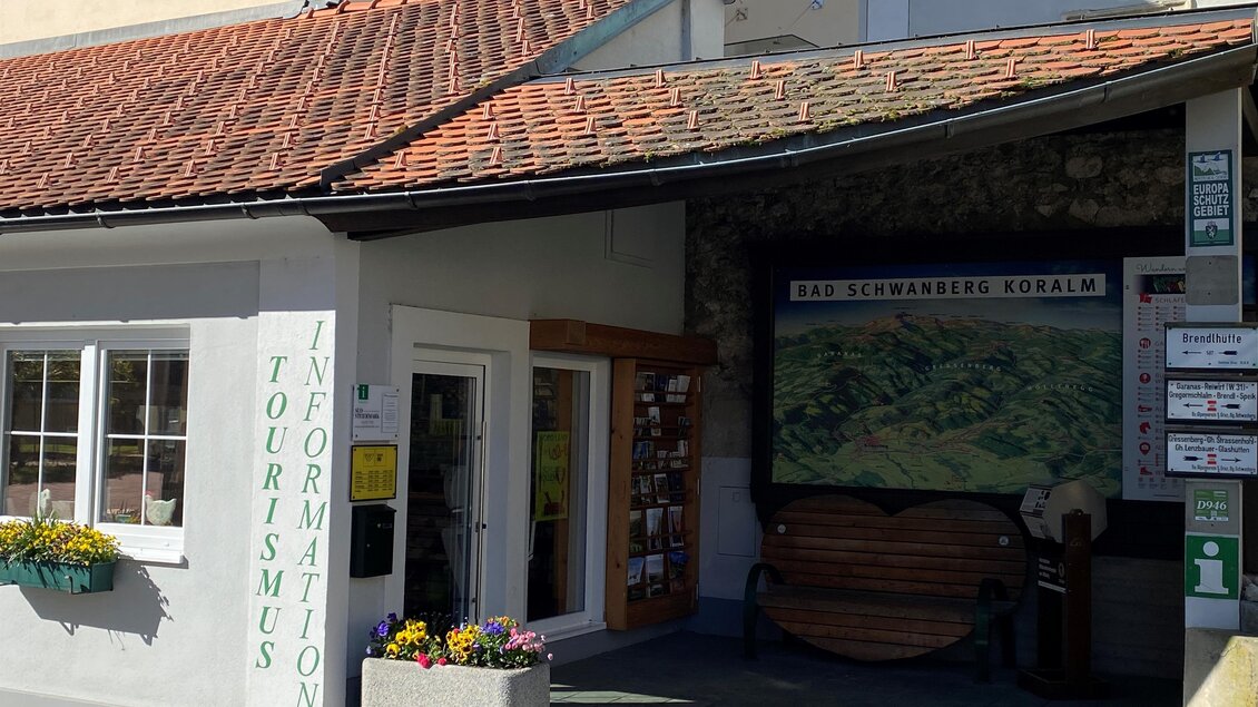 Ein Informationszentrum für Tourismus mit einem einladenden Eingang. Vor dem Gebäude sind bunte Blumenarrangements zu sehen. | © TV Südsteiermark