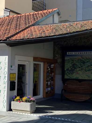 An information center for tourism with an inviting entrance. In front of the building, there are colorful flower arrangements. | © TV Südsteiermark