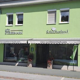 Ein Informationszentrum in einer grünen Gebäude. Es zeigt die Beschriftungen „Südsteiermark“ und „Schilcherland“. | © Martina Schröttner