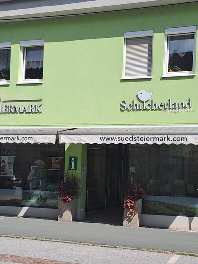An information center in a green building. It displays the labels "Südsteiermark" and "Schilcherland". | © Martina Schröttner
