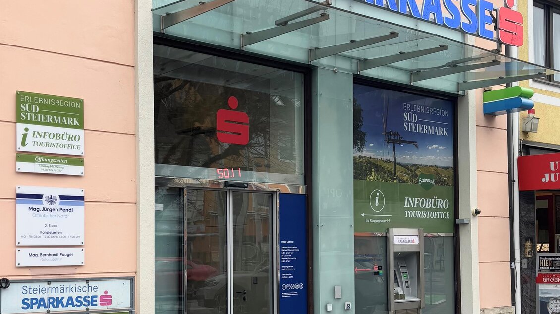 Eine Bankfiliale der Steiermärkischen Sparkasse mit einem modernen Eingangsbereich. Über dem Eingang ist das Logo gut sichtbar. | © TVB Südsteiermark