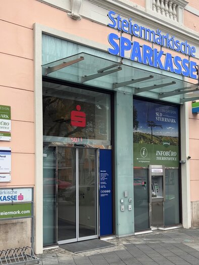 Eine Bankfiliale der Steiermärkischen Sparkasse mit einem modernen Eingangsbereich. Über dem Eingang ist das Logo gut sichtbar. | © TVB Südsteiermark
