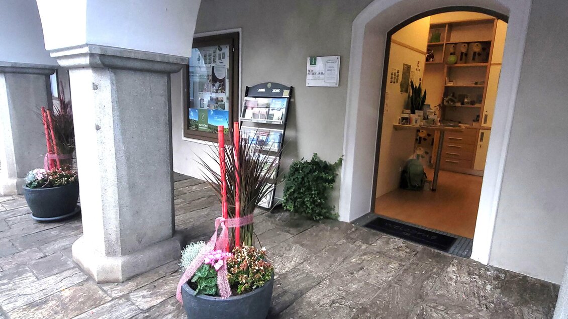 Ein Eingangsbereich mit Säulen und zwei großen Pflanzkübeln. Im Hintergrund ist eine offene Tür zu sehen, die zu einem Raum führt. | © TV Südsteiermark - Irene Löschnig