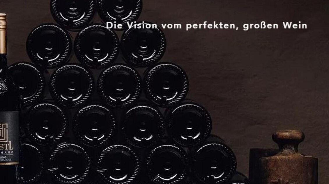 Eine stilvolle Anordnung von Weinflaschen in schwarzer Farbe. Links steht eine Flasche Wein mit einem schweren Gewicht. | © Jöbstl Stammhaus