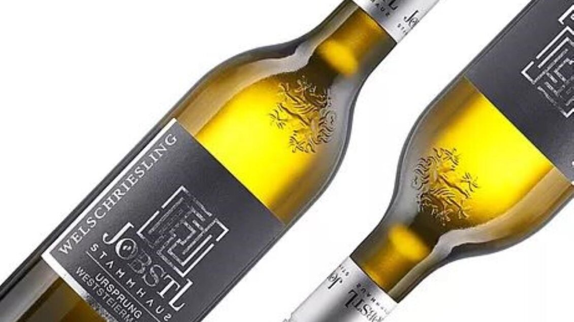 Eine elegante Flasche Welschrieslingwein mit einem modernen Etikett. Der Wein hat eine helle, goldene Farbe. | © Jöbstl Stammhaus
