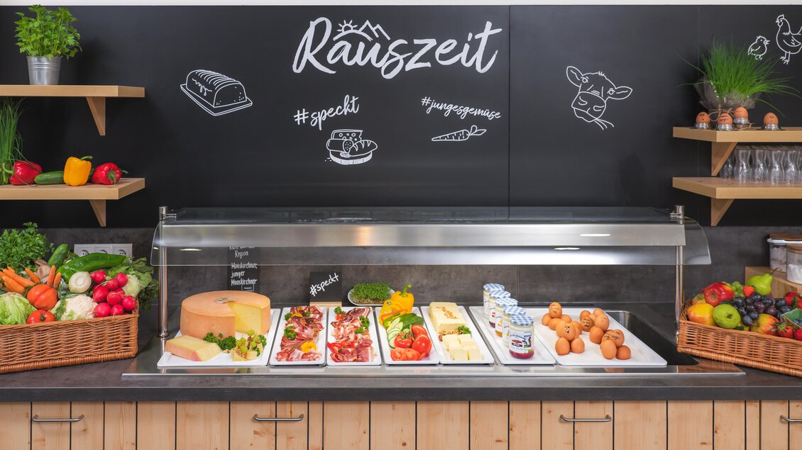 Buffetstation im JUFA Restaurant inl Maria Lankowitz mit frischen Speisen, Obst, Gebäck und dekorativer Tafel im Hintergrund. | © Lipizzanerheimat-JUFA