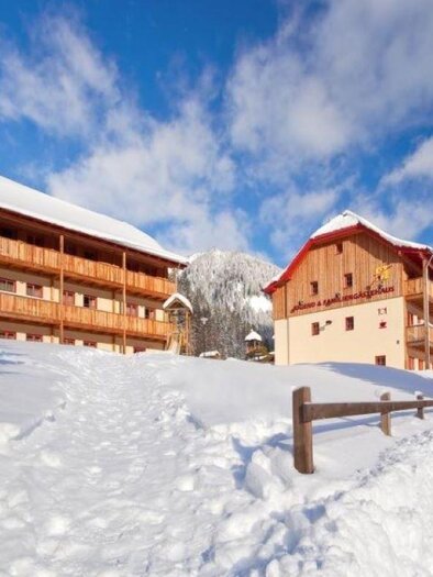 Ein schneebedecktes Gebiet mit zwei charmanten Tiroler Häusern. Der Himmel ist klar und blau, ideal für winterliche Aktivitäten. | © Jufa Donnersbachwald