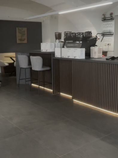 Ein modernes Café mit einer eleganten Theke und bequemen Sitzplätzen. Die Atmosphäre ist einladend und hell. | © Michaela Grasser