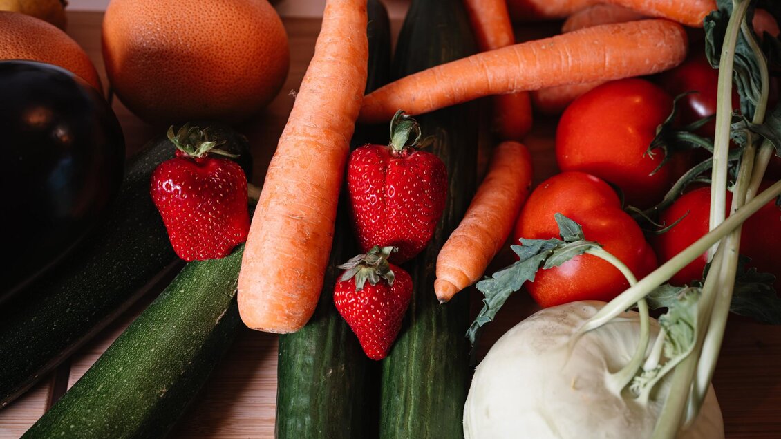 Karotten, Gurken, Tomaten, Zucchini, Erdbeeren und weiteres frisches Obst und Gemüse zur Verarbeitung bei Jamsession. | © Bernd Grosseck
