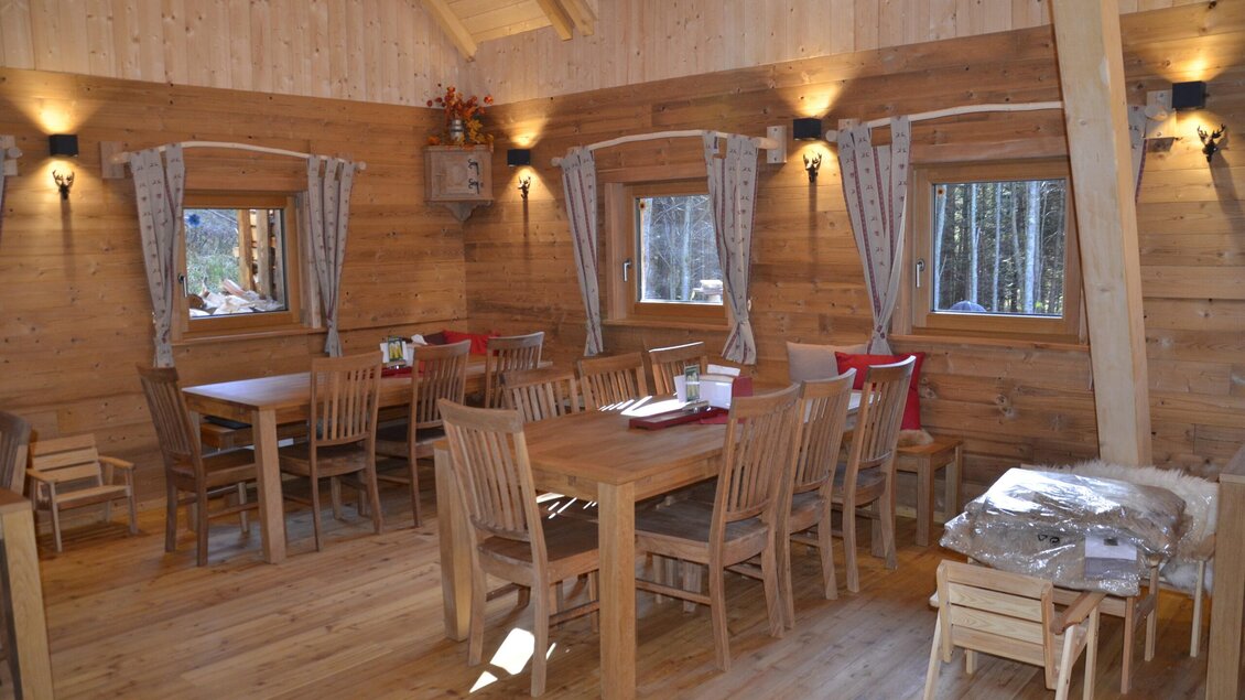 Ein gemütliches Restaurant mit Holzmöbeln und großen Fenstern. Der Raum ist gut beleuchtet und bietet eine warme, einladende Atmosphäre. | © TV Erzberg Leoben