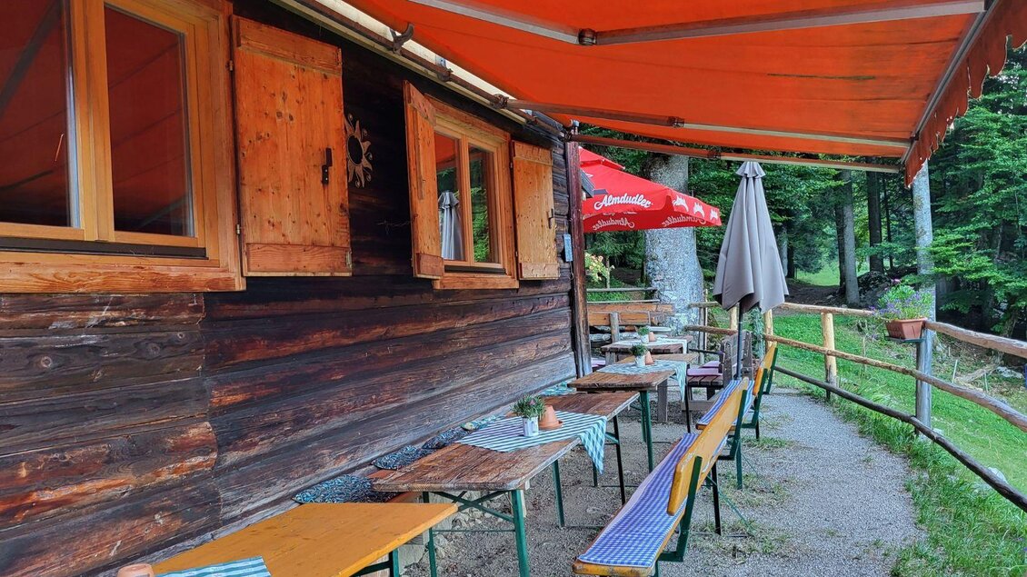 Der Außenbereich der Jausenhütte Bärnmoos lädt mit Holzbänken und Tischen zum entspannten und ruhigen Jausnen mit toller Aussicht ein. | © TVB Ausseerland Salzkammergut/Petra Kirchschlager