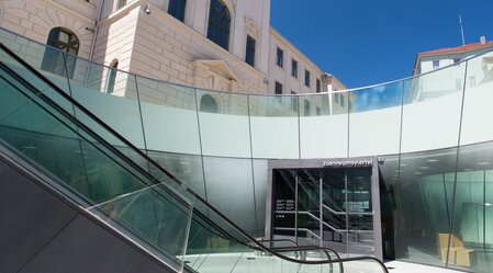 Eingang ins Joanneumsviertel Graz – Kulturzentrum | © Graz Tourismus-Harry Schiffer | © Graz Tourismus-Harry Schiffer