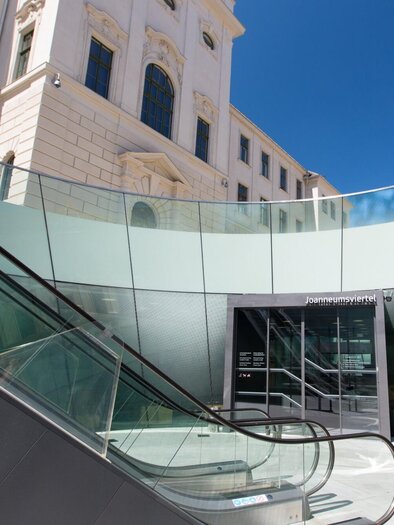 Eingang ins Joanneumsviertel Graz – Kulturzentrum | © Graz Tourismus-Harry Schiffer