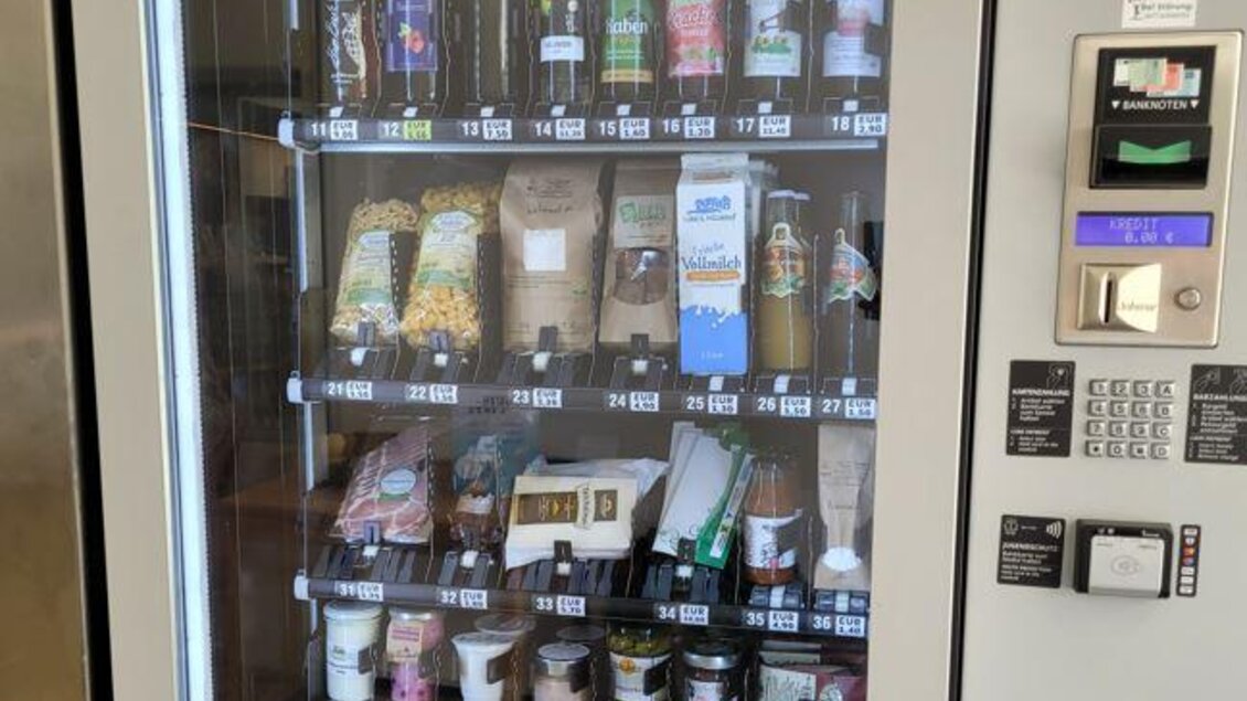 Zu sehen ist ein Lebensmittelautomat befüllt mit Lebensmittel. | © Oststeiermark Tourismus
