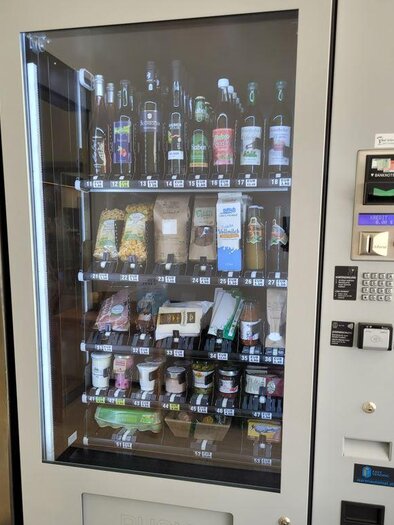 Zu sehen ist ein Lebensmittelautomat befüllt mit Lebensmittel. | © Oststeiermark Tourismus