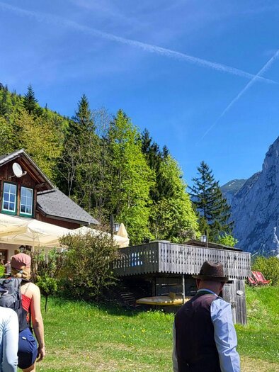 The snack station Kahlseneck directly at Lake Altaussee with the Trisselwand in the background. Large sun umbrellas are set up on the cozy terrace. | © Petra Kirchschlager