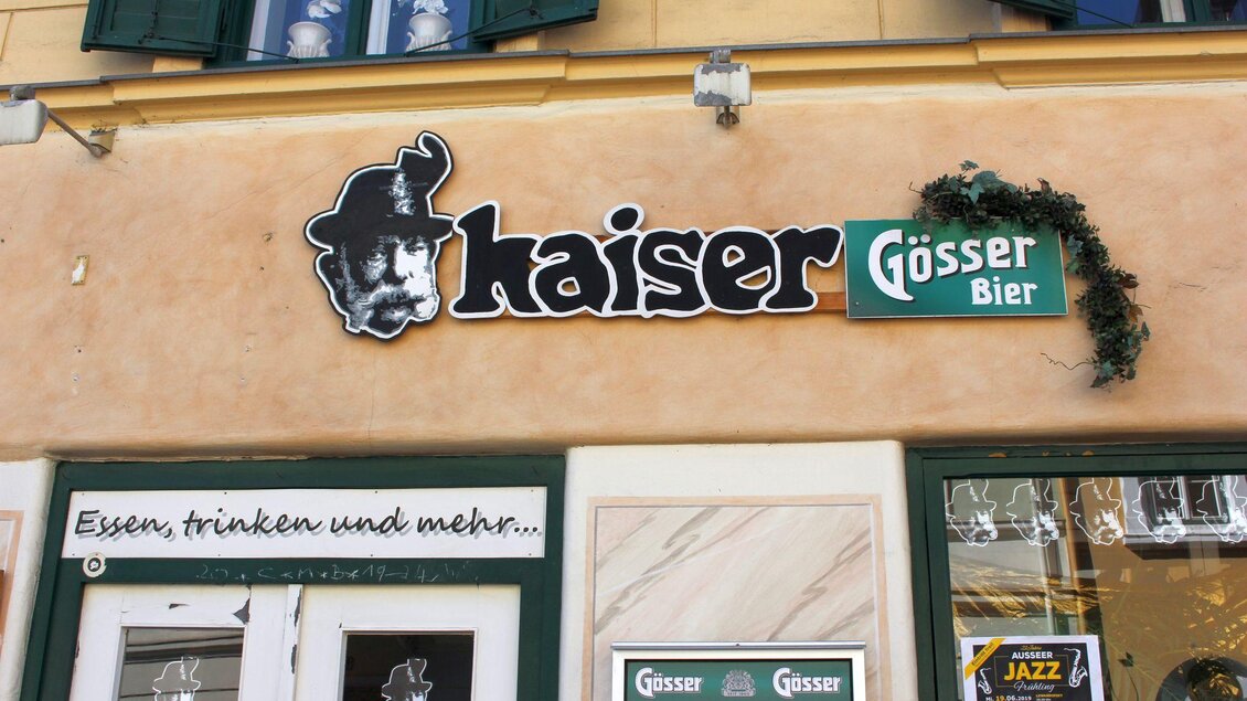 Die Kaiser BAR befindet sich direkt neben dem BILLA Supermarkt im Zentrum von Bad Aussee. Neben dem Namen vom Lokal befindet sich ein Schwarz-Weißes Porträt von Kaiser Franz Joseph über dem Eingang. | © TVB Ausseerland Salzkammergut