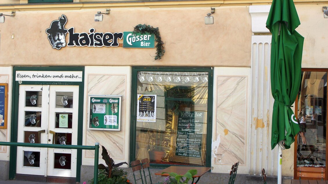 Auch draußen vor der Kaiser BAR im Zentrum von Bad Aussee gibt es ein paar Sitzmöglichkeiten für Gäste des Lokals.  | © TVB Ausseerland Salzkammergut