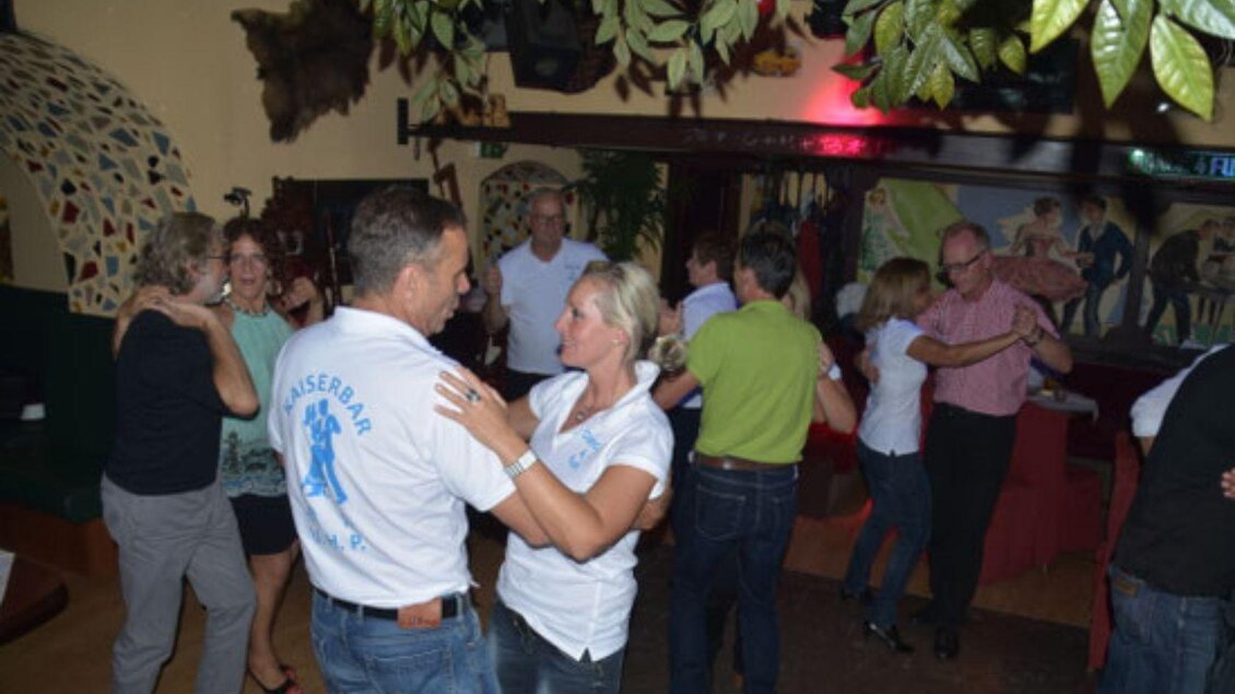 Tanzende Pärchen, Kaiser Bar, BAd Ausee | © Kaiser Bar