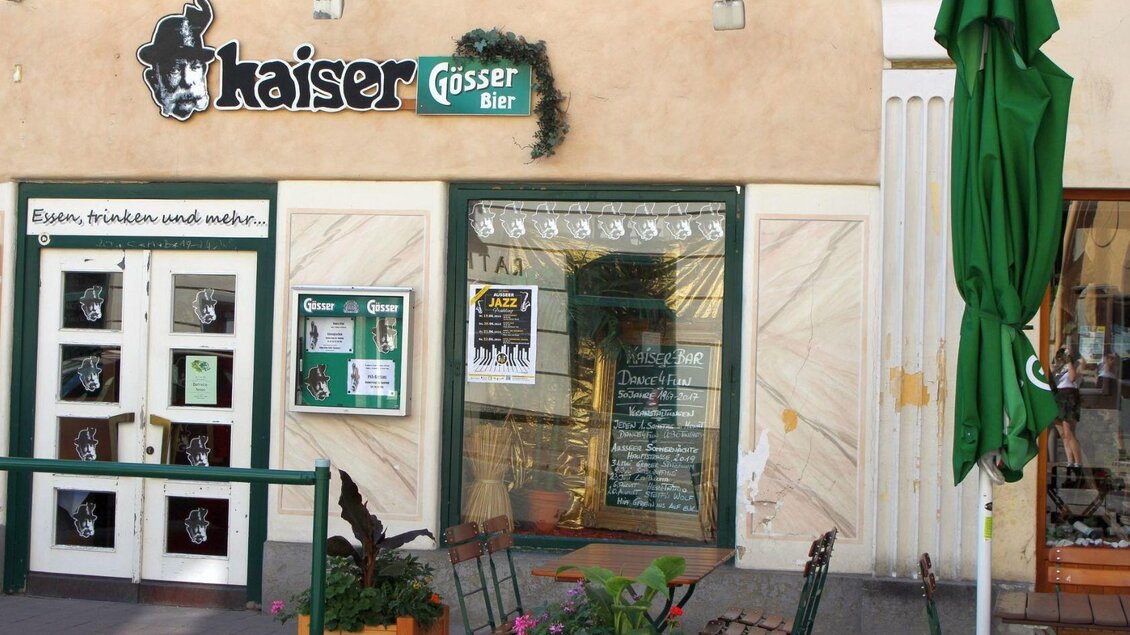 Auch draußen vor der Kaiser BAR im Zentrum von Bad Aussee gibt es ein paar Sitzmöglichkeiten für Gäste des Lokals.  | © TVB Ausseerland Salzkammergut_Viola Lechner