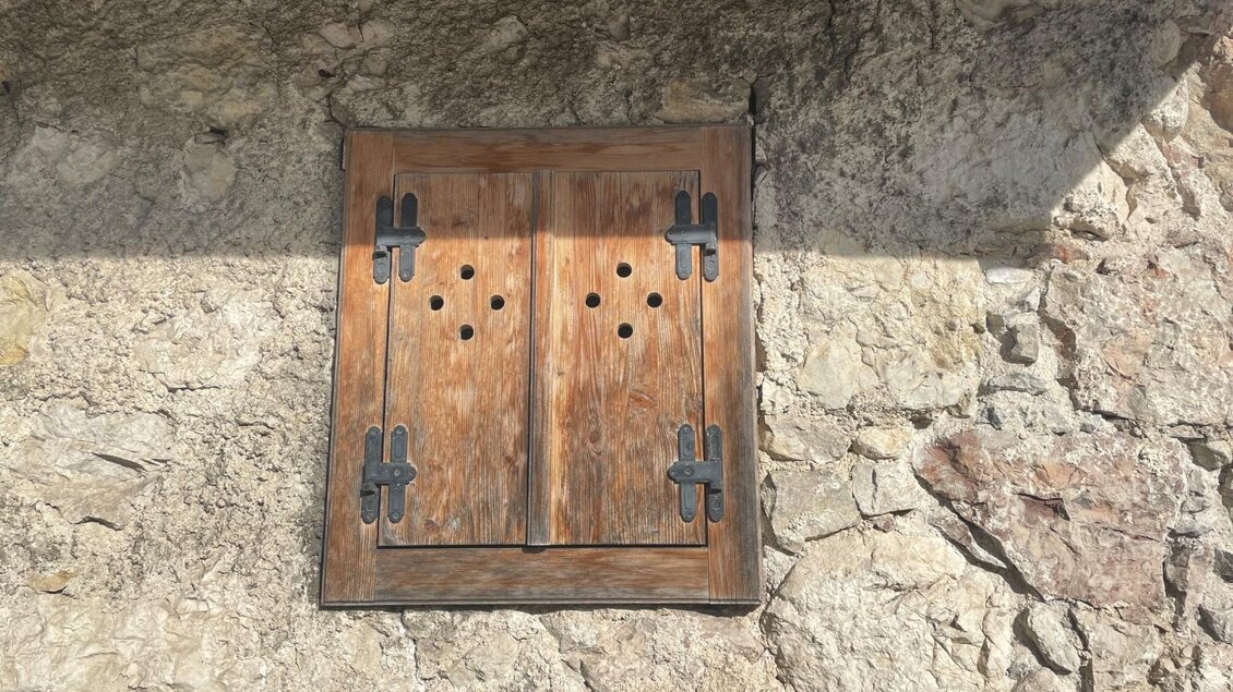 Kaiserlicher Stall, Grundlsee, Fenster | © Bettina Scheck