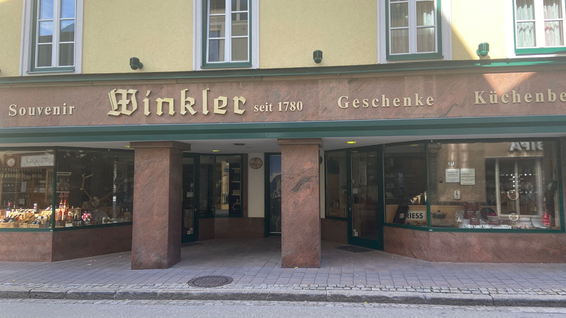 Das traditionsreiche Kaufhaus "Winkler" gibt es seit 1780. Es bietet Souvenirs, Geschenke und Küchenbedarf anbietet.  | © TVB Ausseerland-Salzkammergut_Nathalie Schröttenhamer